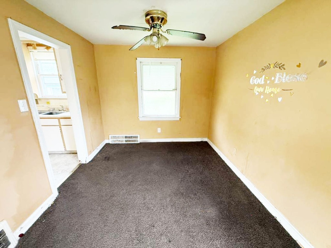 5470 Hollywood Ave - Photo 7 of 9