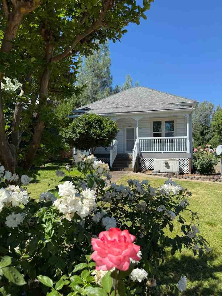 1144 Willis St - Photo 2 of 24