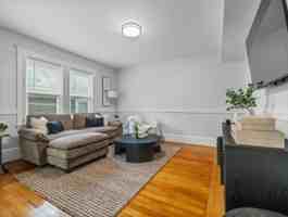 featured image of 7 Dickson St
