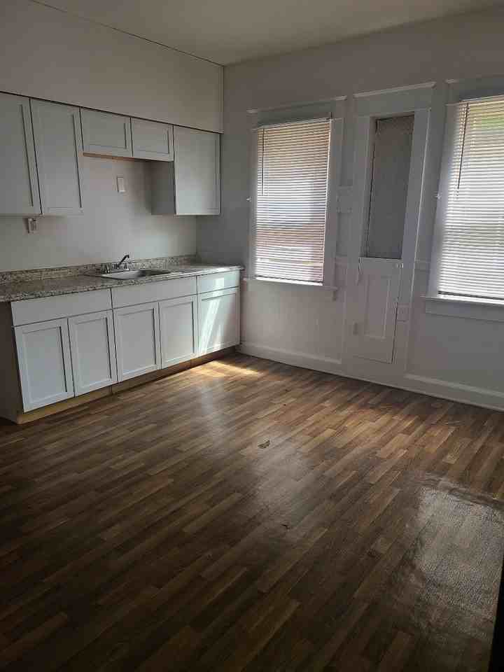 2445 N 45th St Uppr - Photo 3 of 15