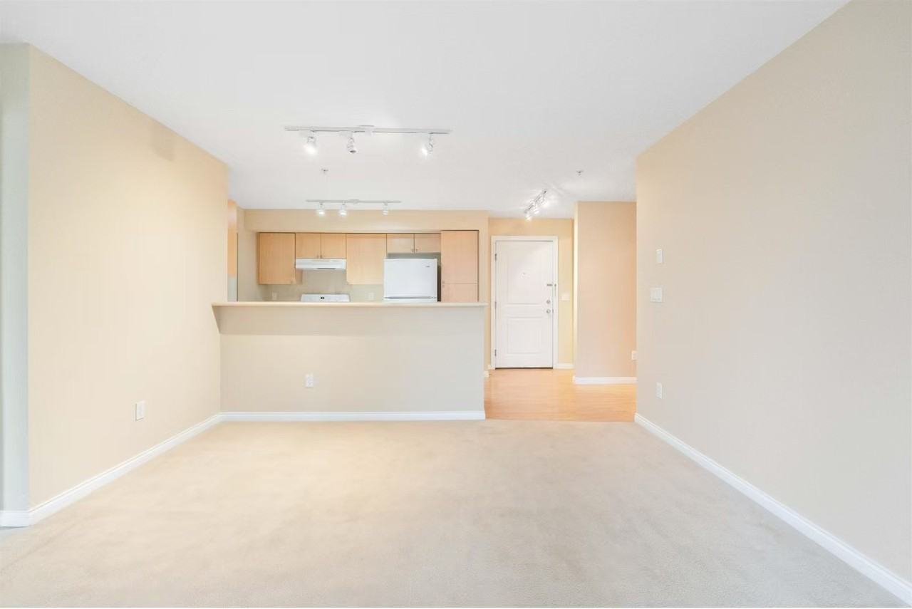 2151 151a St #304 - Photo 2 of 10