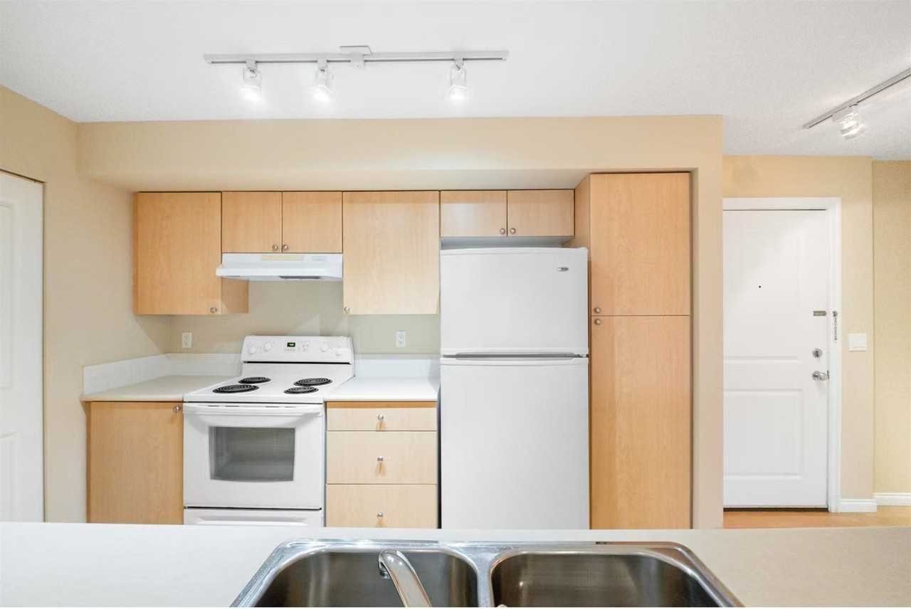 2151 151a St #304 - Photo 4 of 10