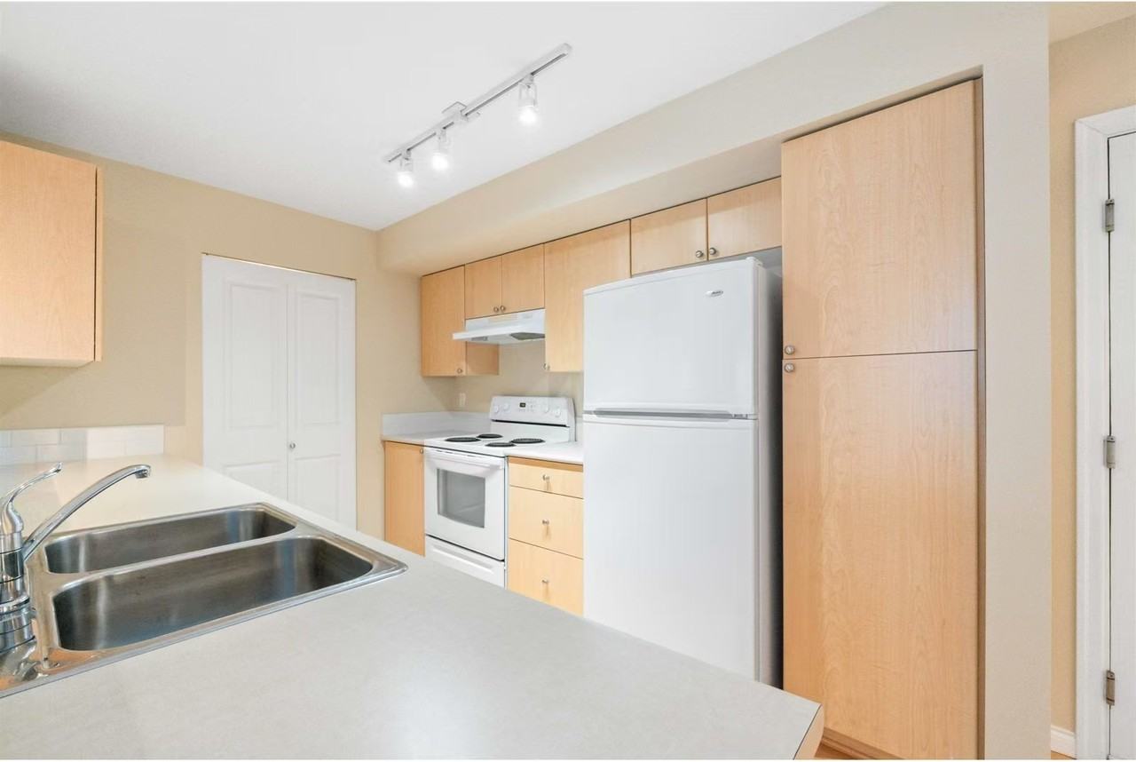 2151 151a St #304 - Photo 5 of 10