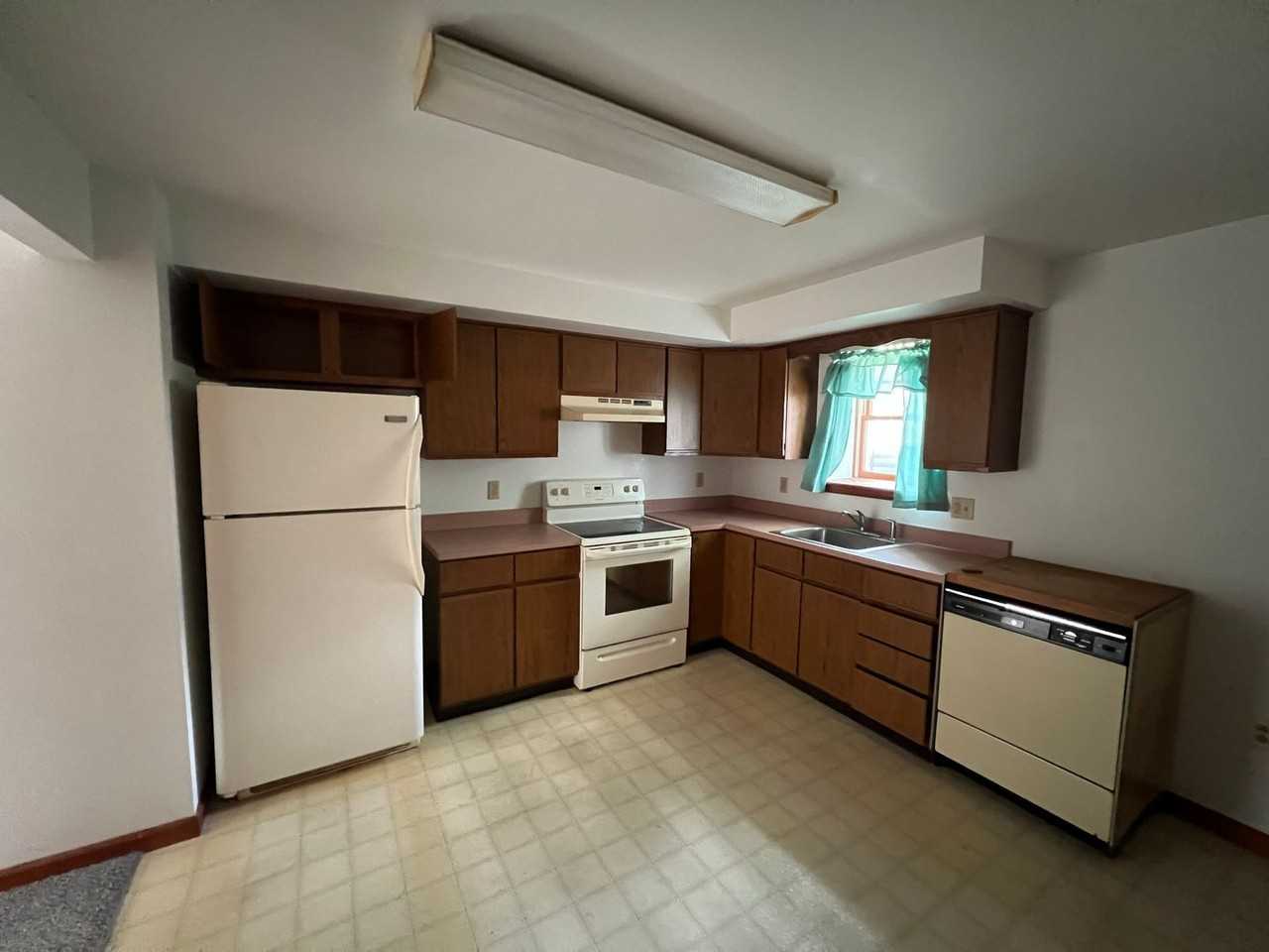 301 E Elm St - Photo 5 of 11