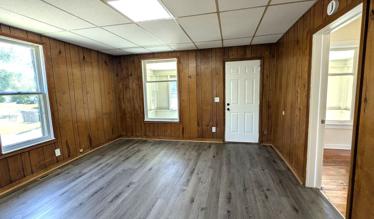 370 Monroe Ave - Photo 3 of 11