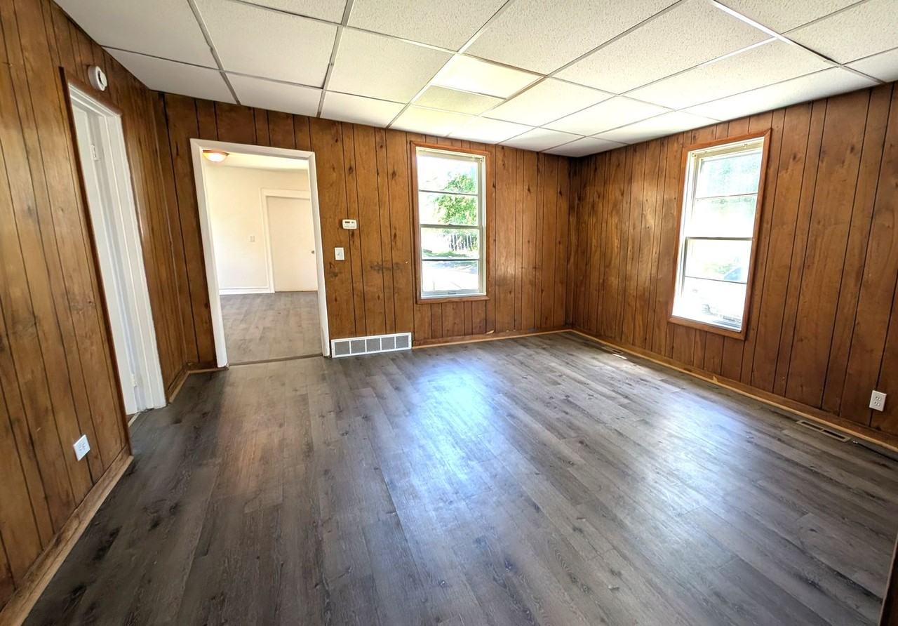 370 Monroe Ave - Photo 4 of 11