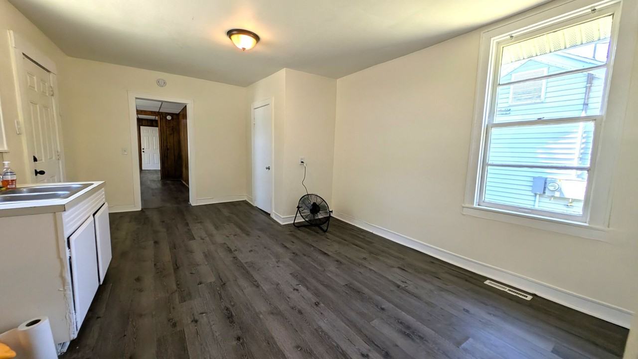 370 Monroe Ave - Photo 5 of 11