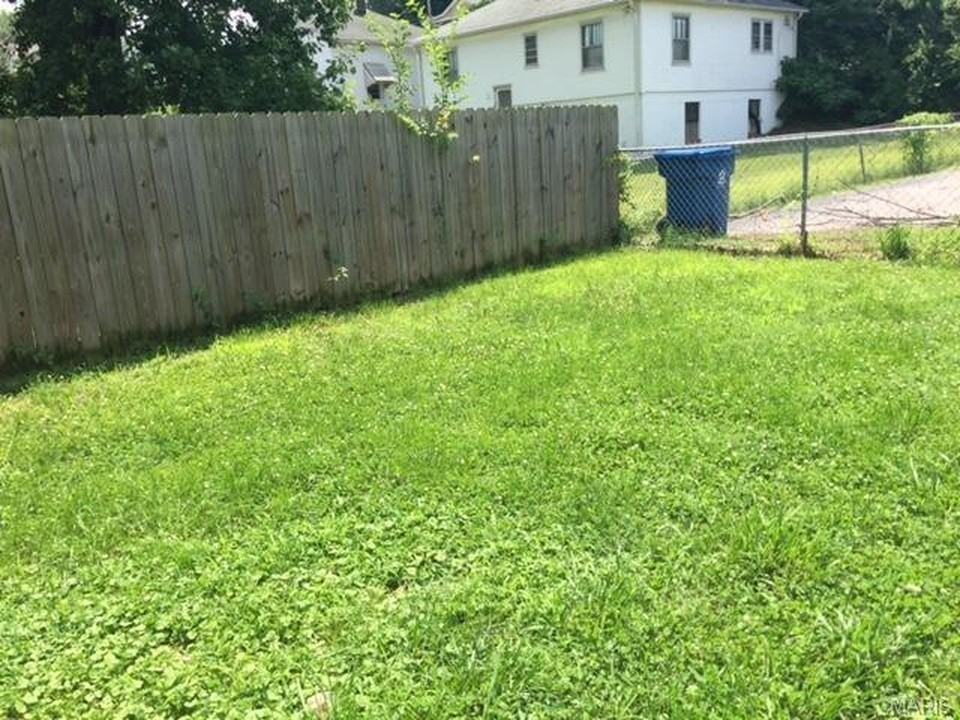 9954 Meadow Ave - Photo 4 of 12