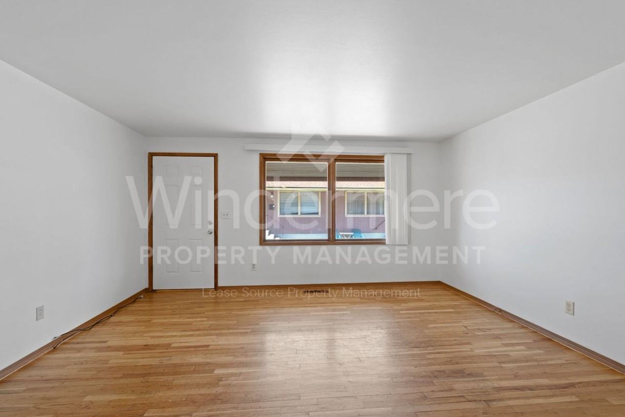 902 E Rockwell Ave - Photo 7 of 23