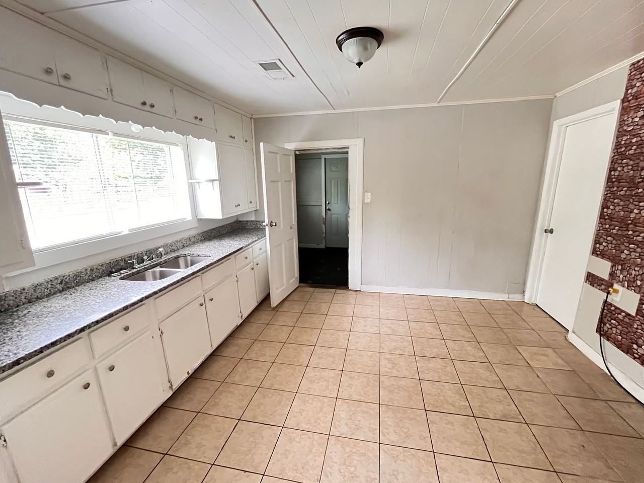 301 7th Ave Nw - Photo 3 of 17