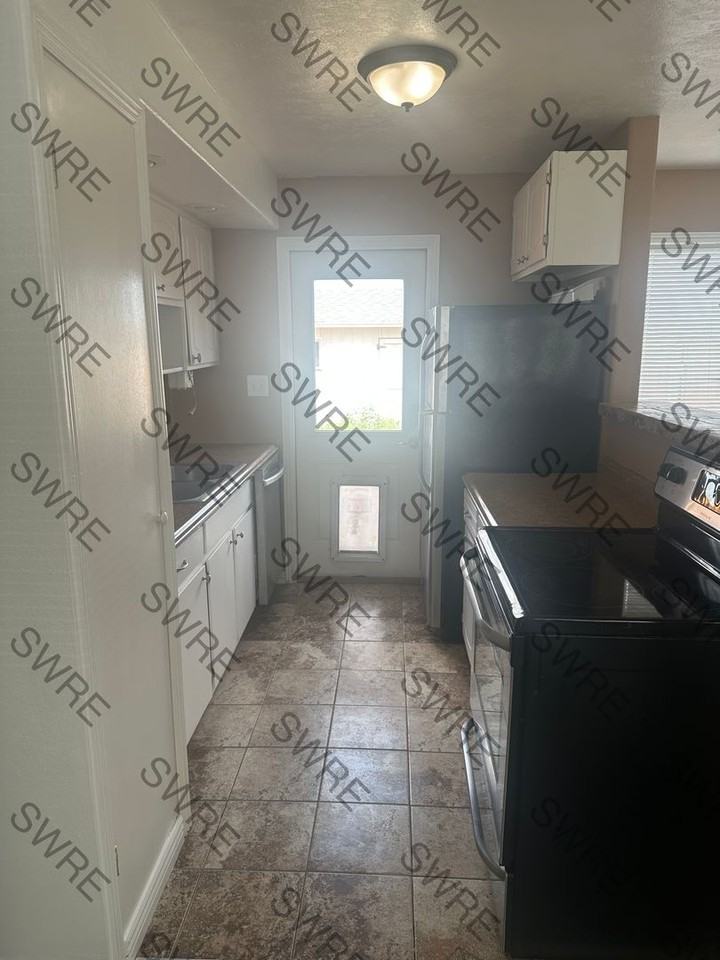 3280 Roosevelt Way #B - Photo 7 of 13