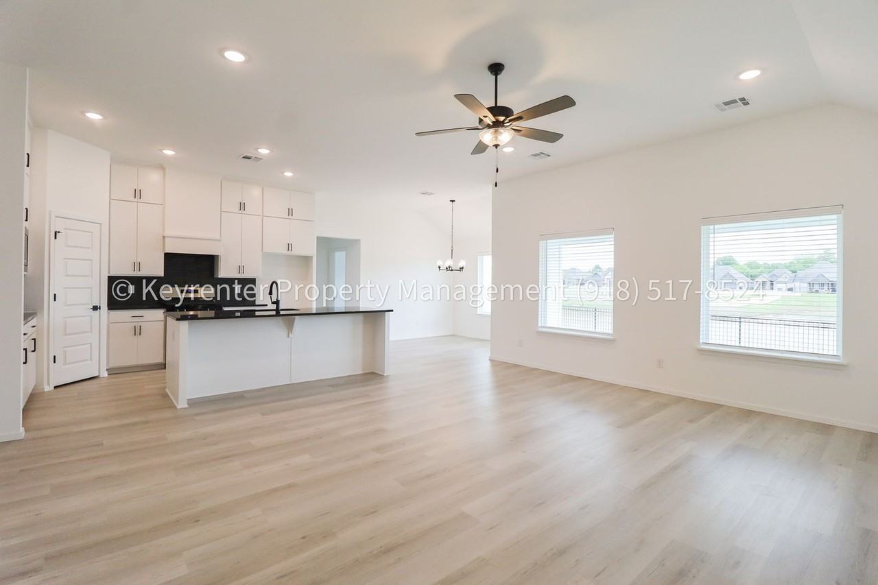 2908 S Redwood Ave - Photo 3 of 43