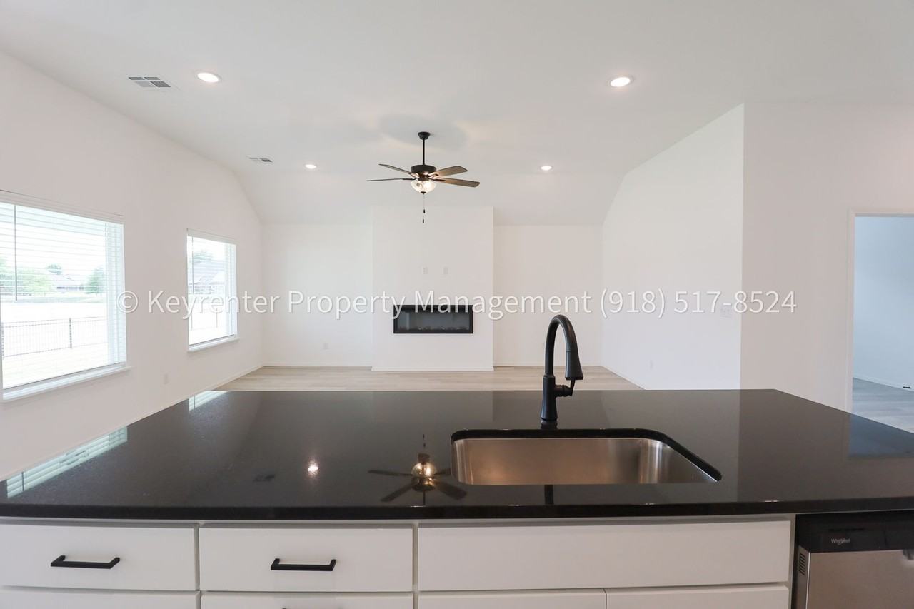 2908 S Redwood Ave - Photo 4 of 43