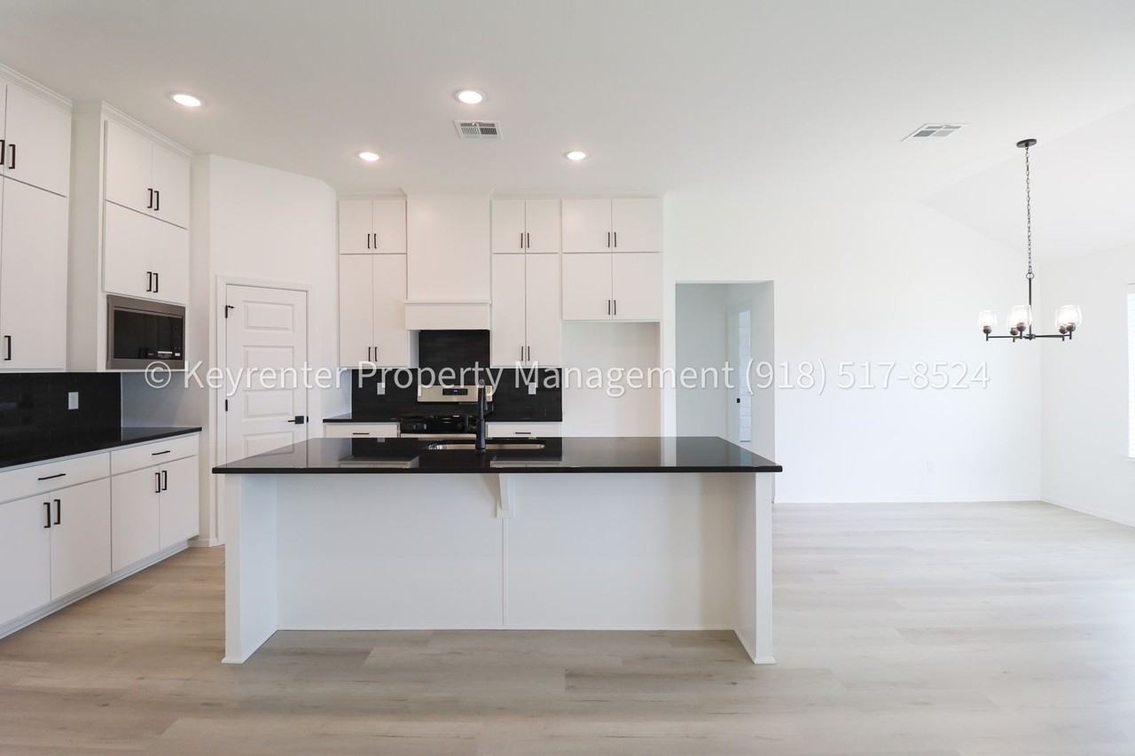 2908 S Redwood Ave - Photo 5 of 43