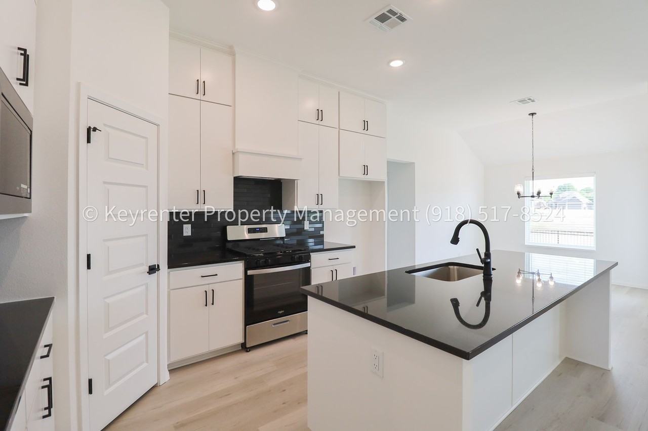 2908 S Redwood Ave - Photo 6 of 43