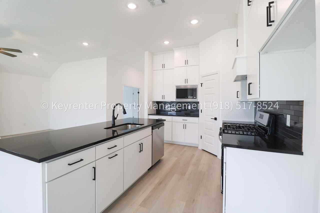 2908 S Redwood Ave - Photo 7 of 43