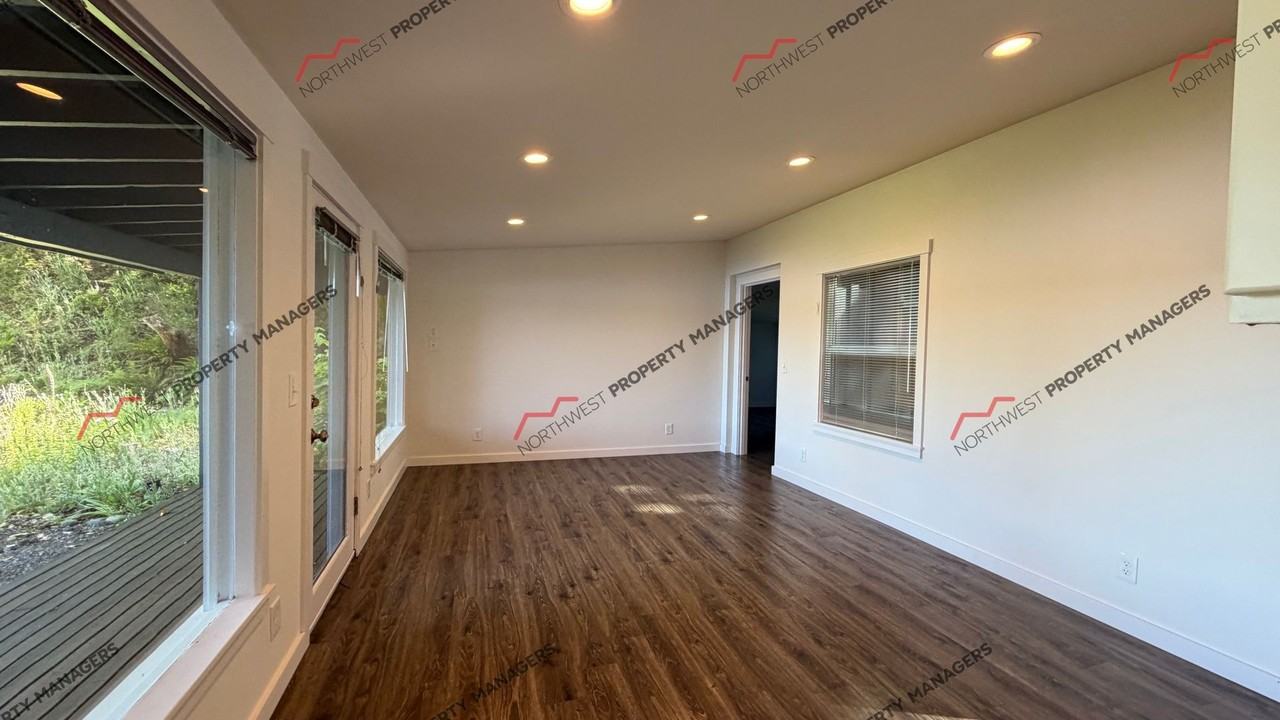 609 68th Ave Ne - Photo 5 of 19