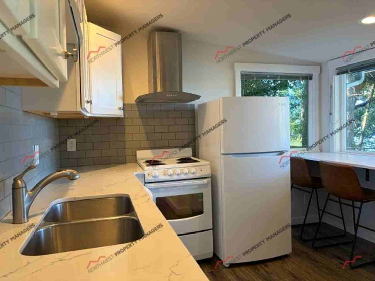 609 68th Ave Ne - Photo 6 of 19