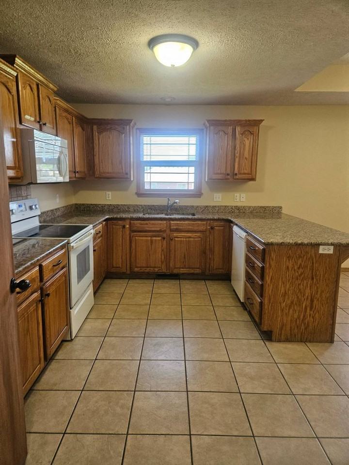1918 Holly Springs Ave - Photo 5 of 22