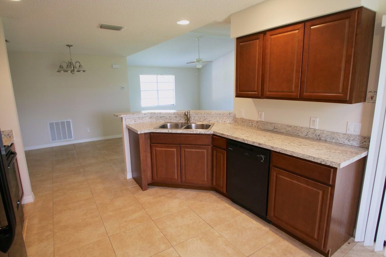 1137 Sw Estaugh Ave - Photo 3 of 17