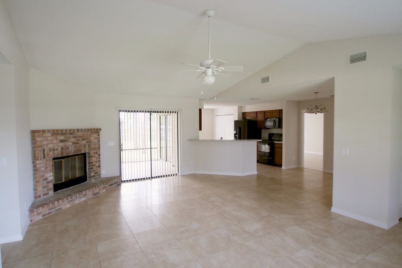 1137 Sw Estaugh Ave - Photo 6 of 17