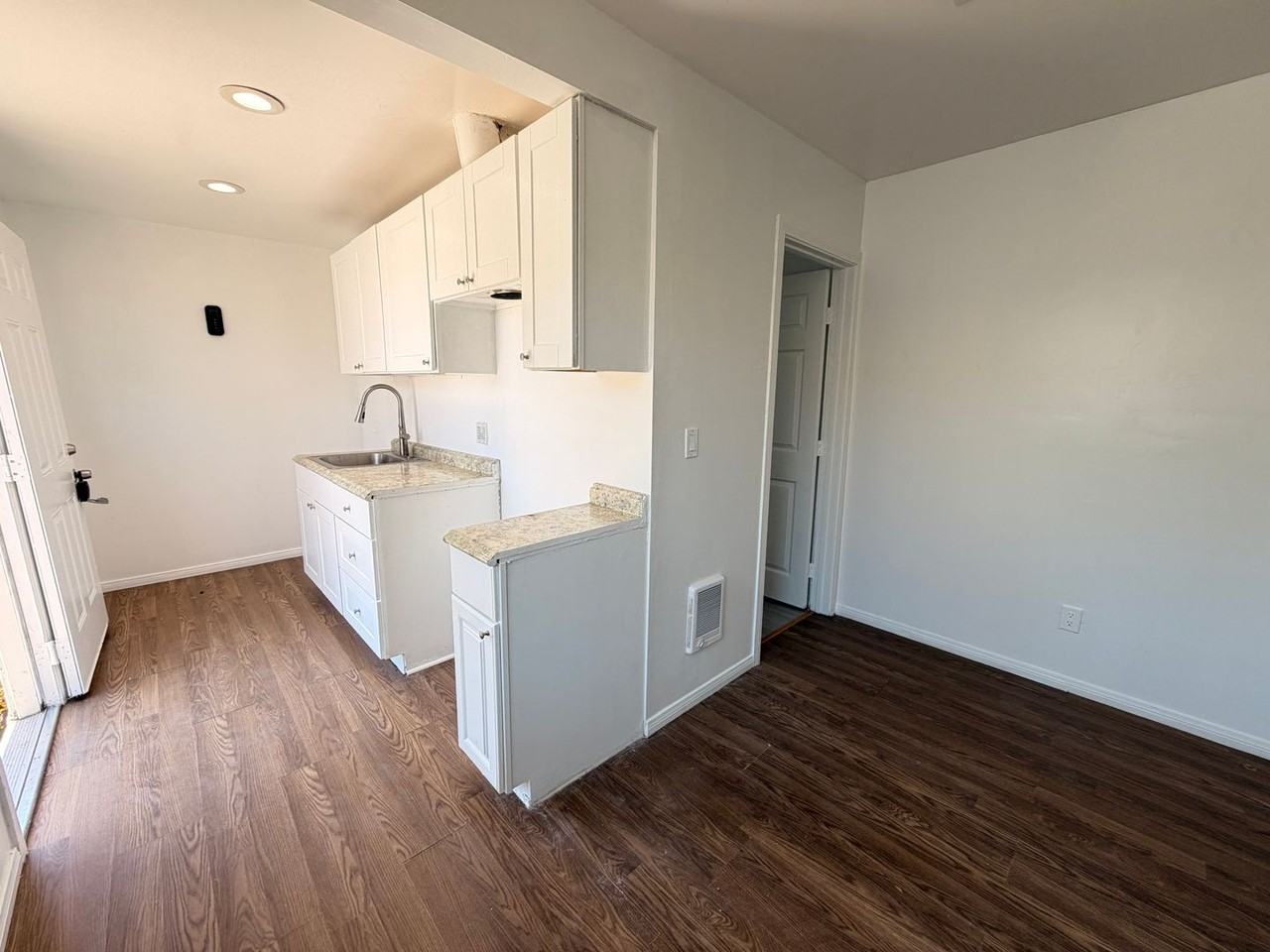 724 Iona Dr - Photo 3 of 8