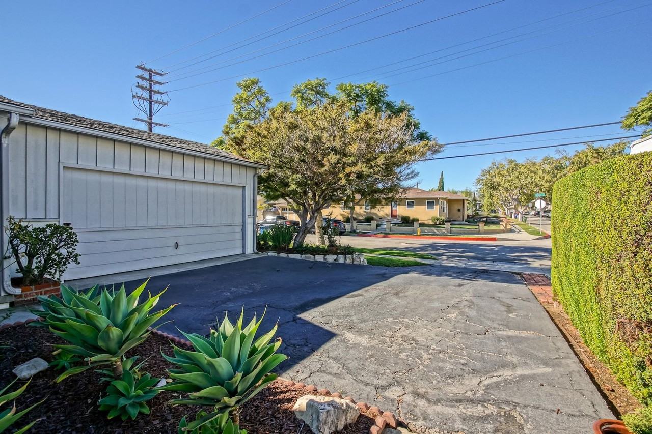 14226 Isis Ave - Photo 4 of 35