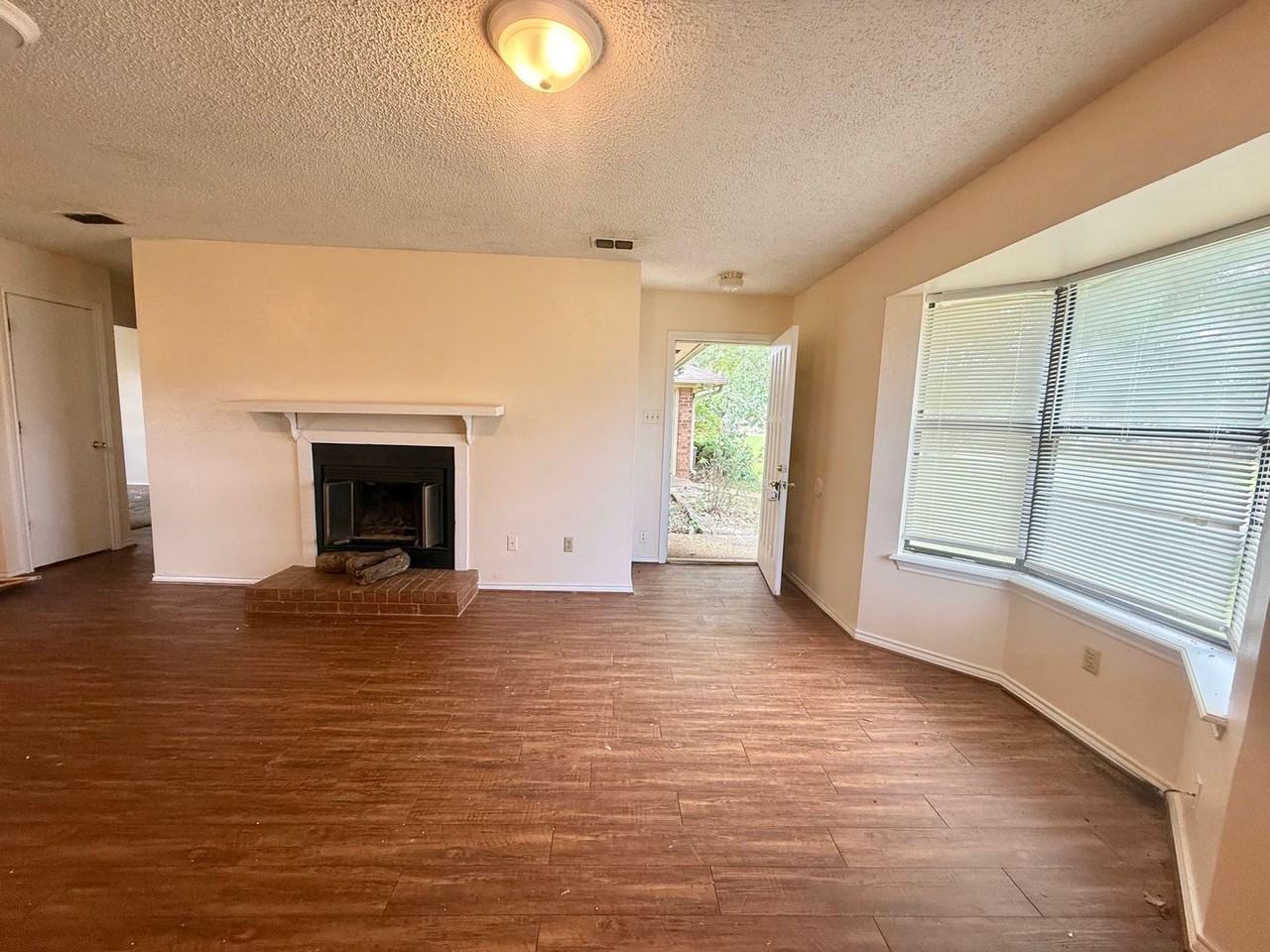 3243 Stoneridge Dr - Photo 4 of 17