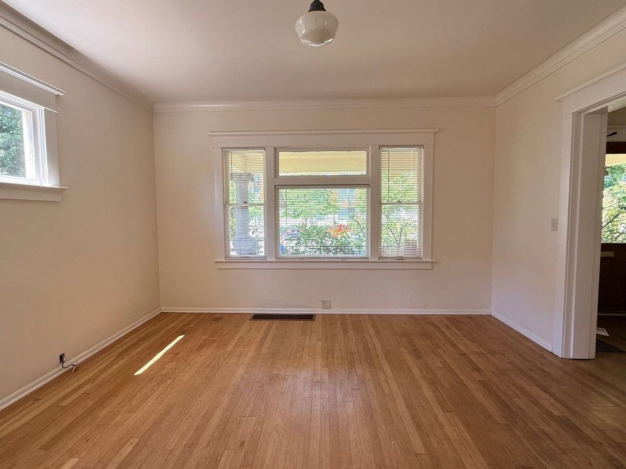4412 N Maryland Ave - Photo 5 of 27