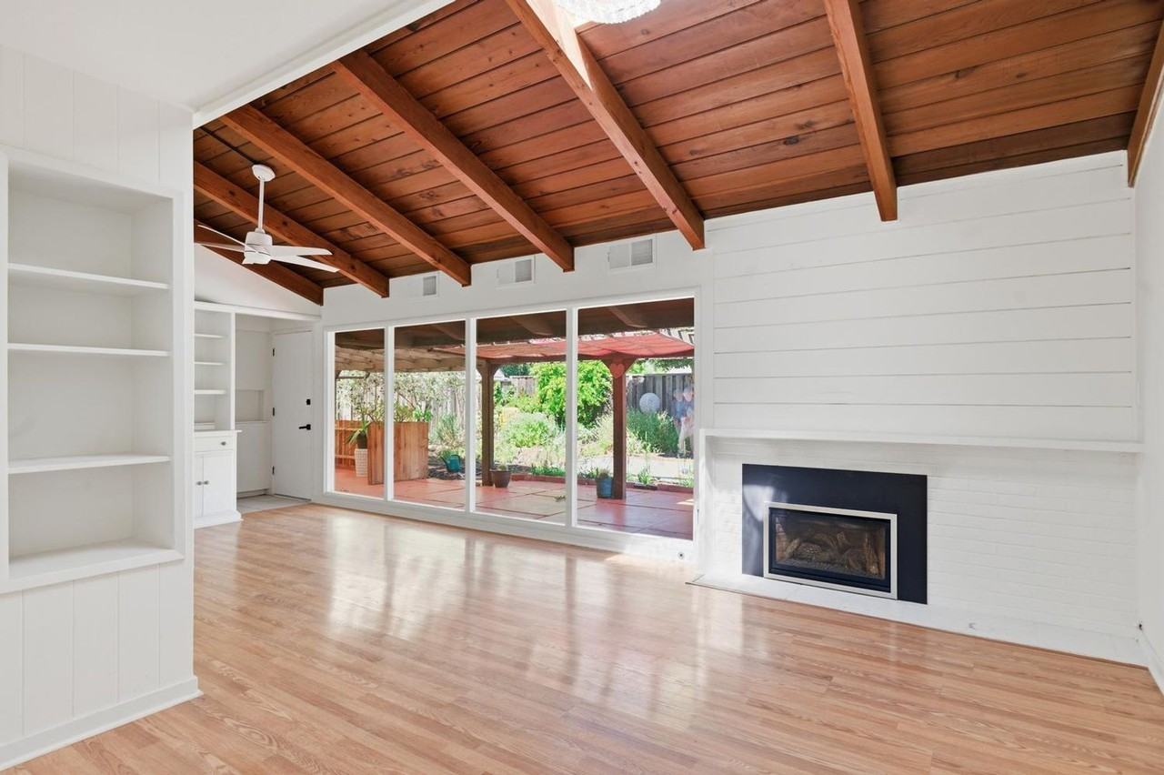 1098 Blackfield Way - Photo 2 of 20