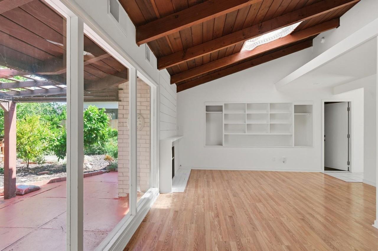 1098 Blackfield Way - Photo 4 of 20