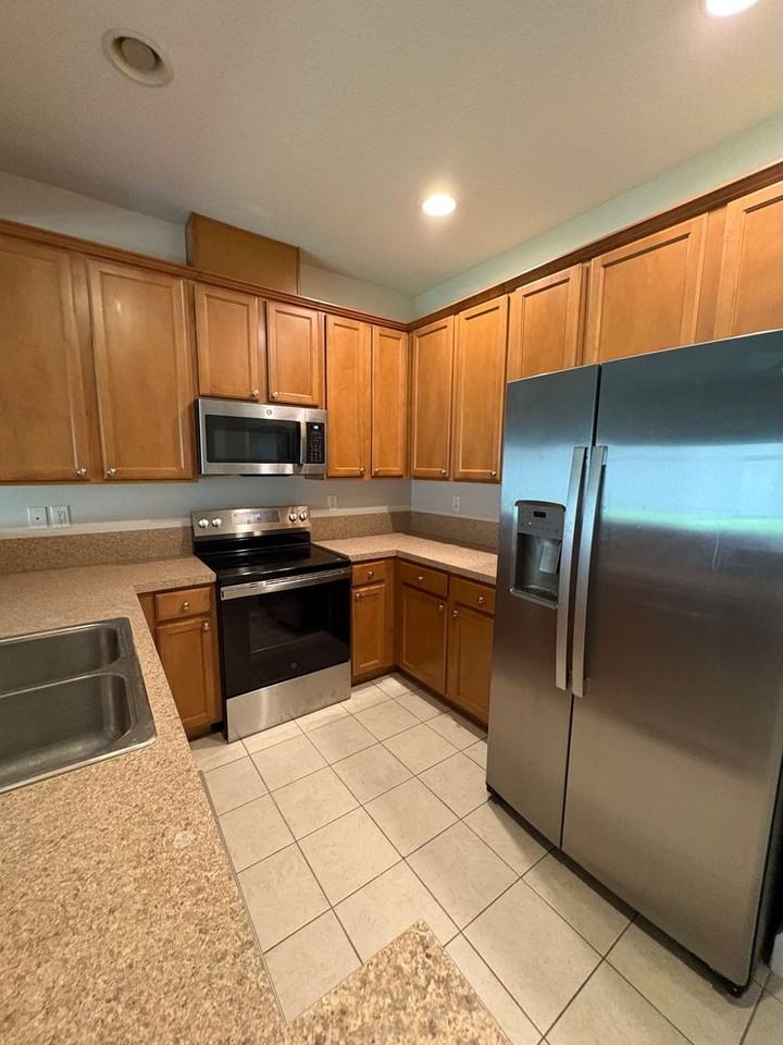 607 Crystal Way - Photo 2 of 26