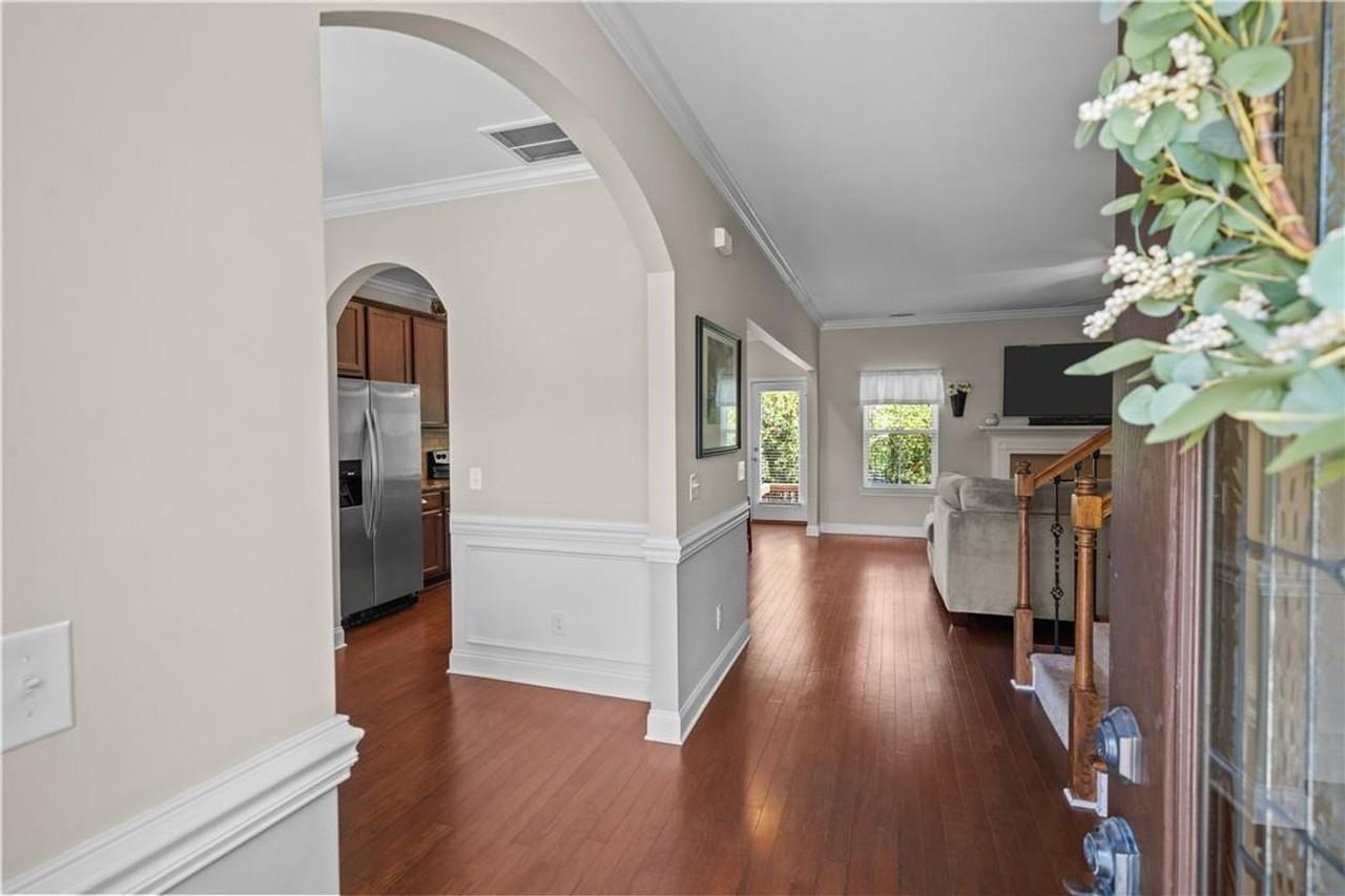 498 Waverly Ln - Photo 5 of 50