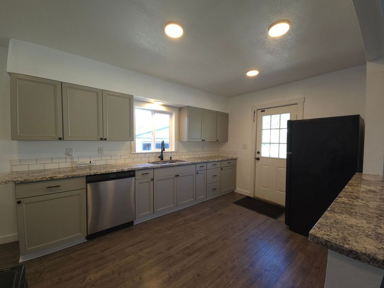 114 E Borah Ave - Photo 7 of 22