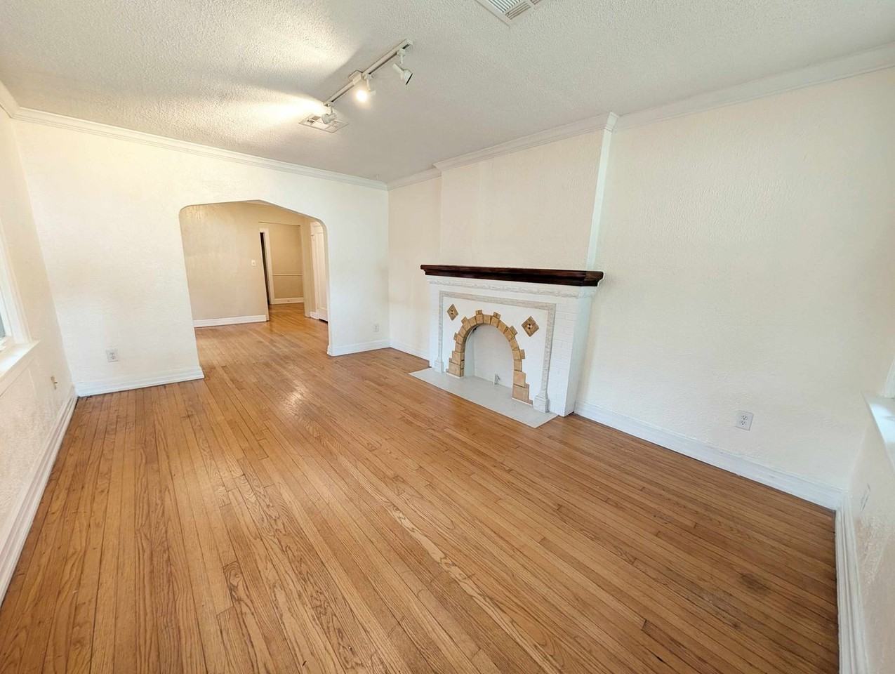 2209 Nw 19th St - Photo 3 of 16