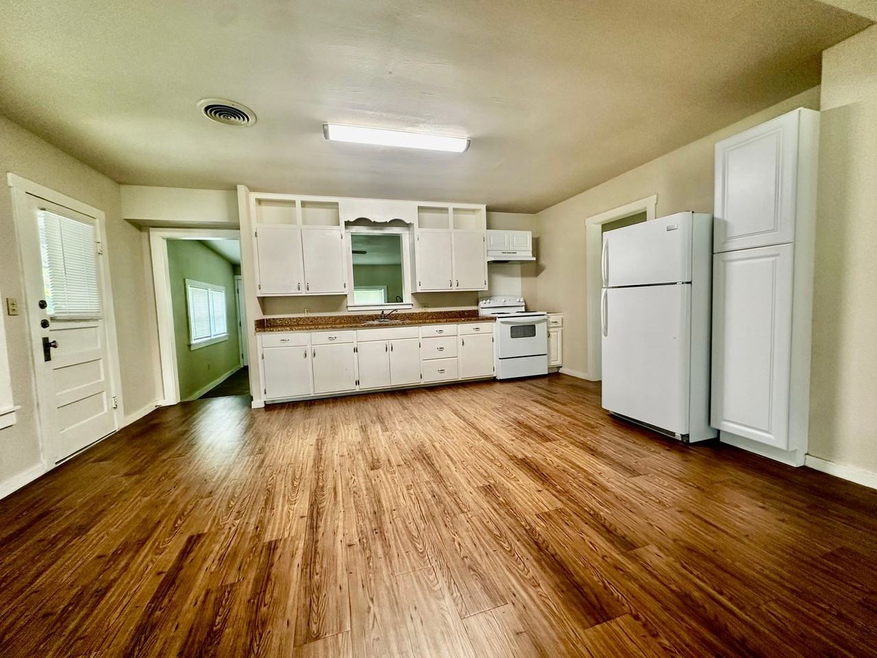 2905 Nichols St - Photo 3 of 9