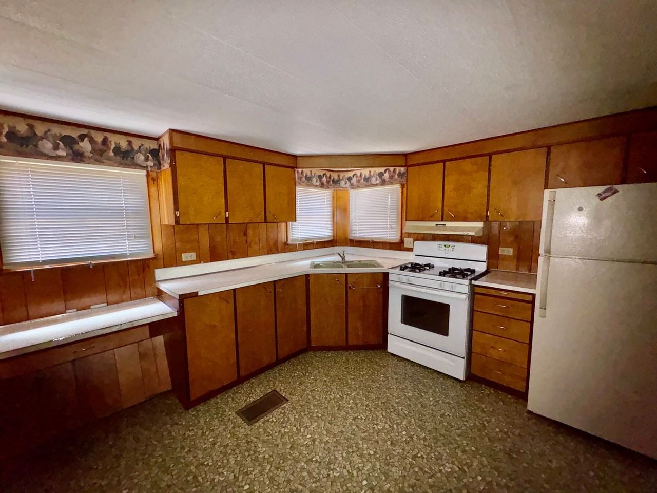 672 S 93rd St - Photo 3 of 12