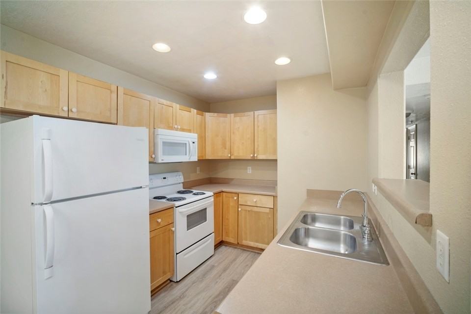 325 N St #17 - Photo 3 of 11