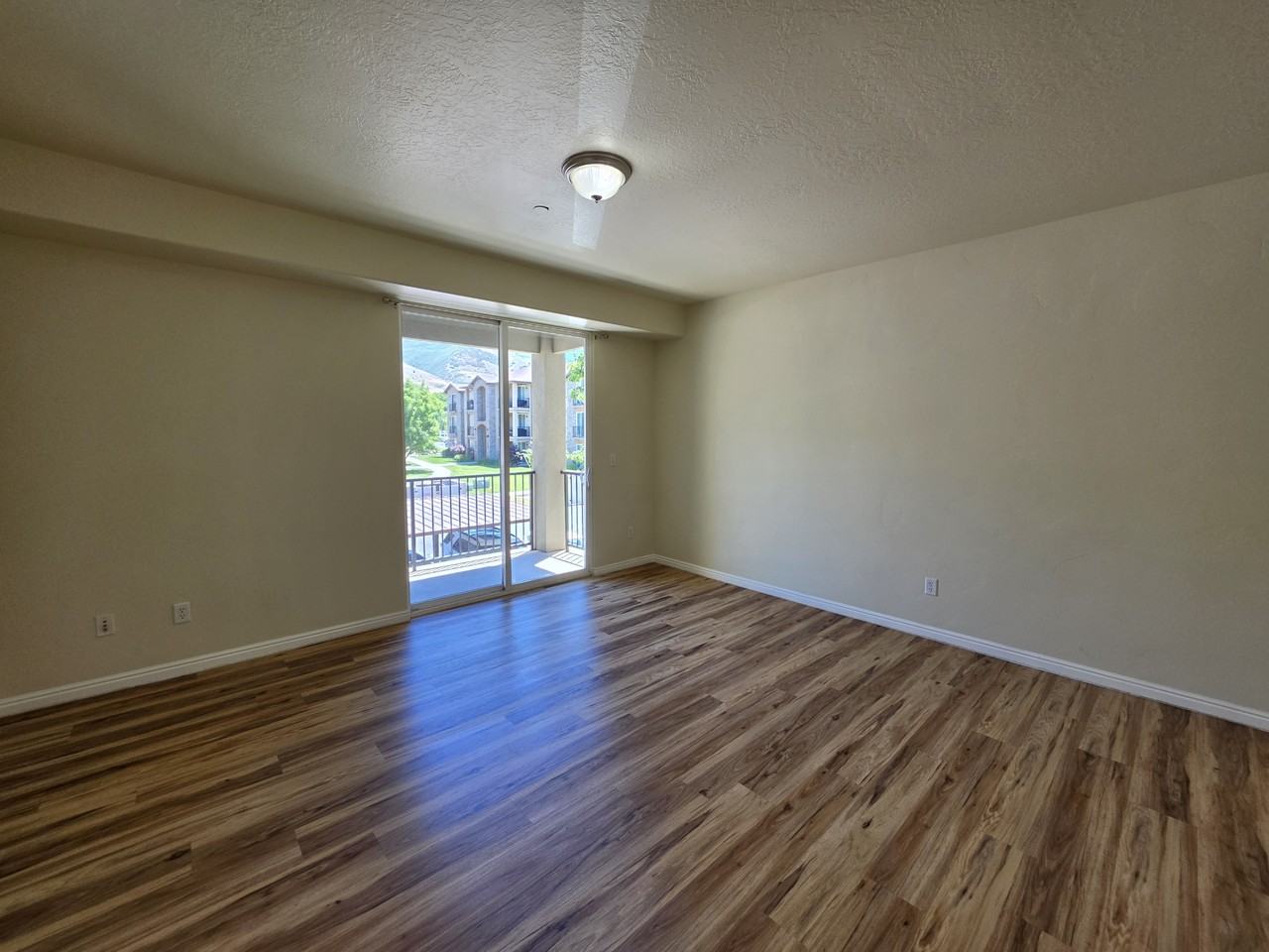 638 N.W. #E - Photo 3 of 21