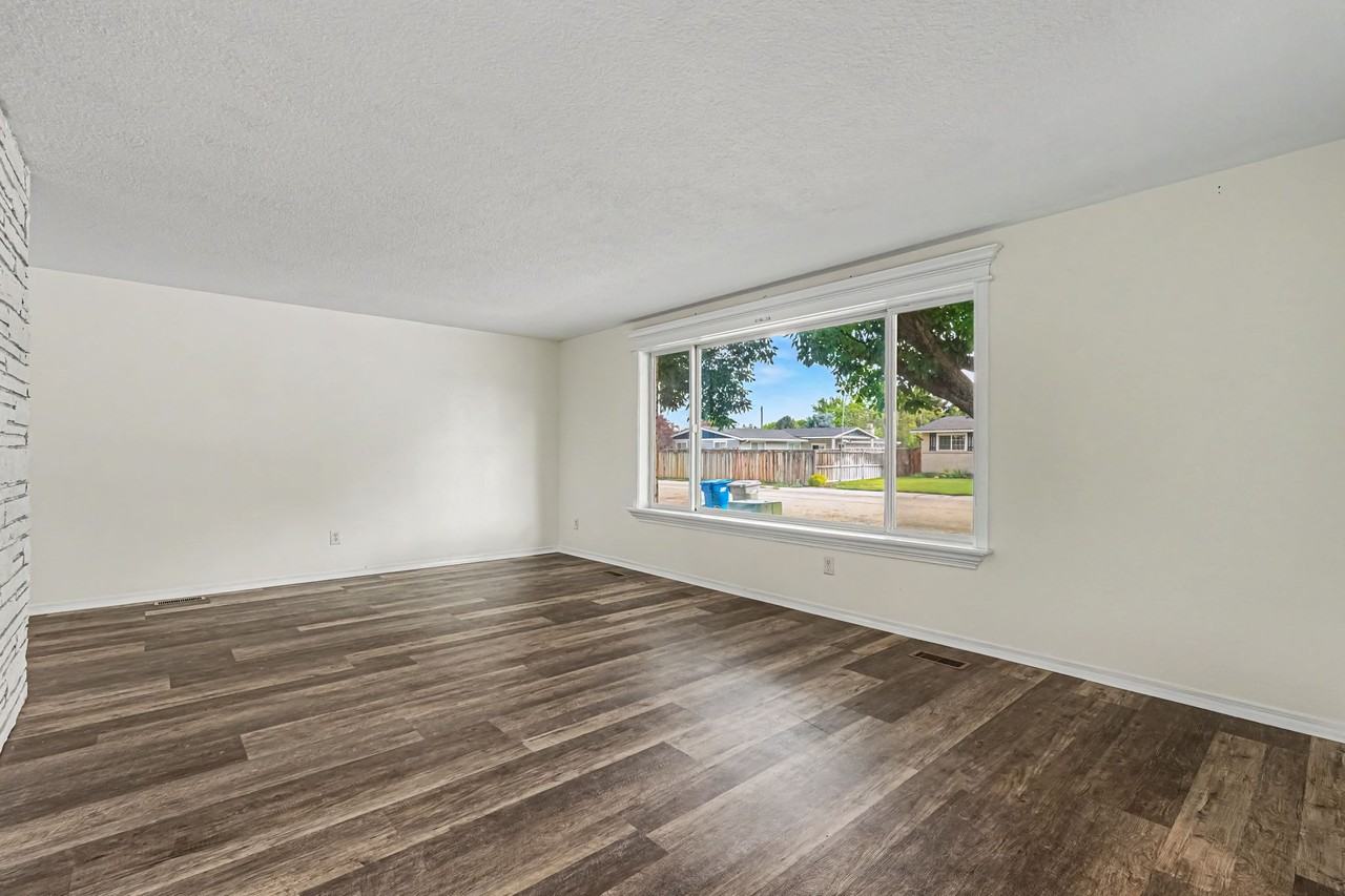 2115 N Courtney Dr - Photo 4 of 25