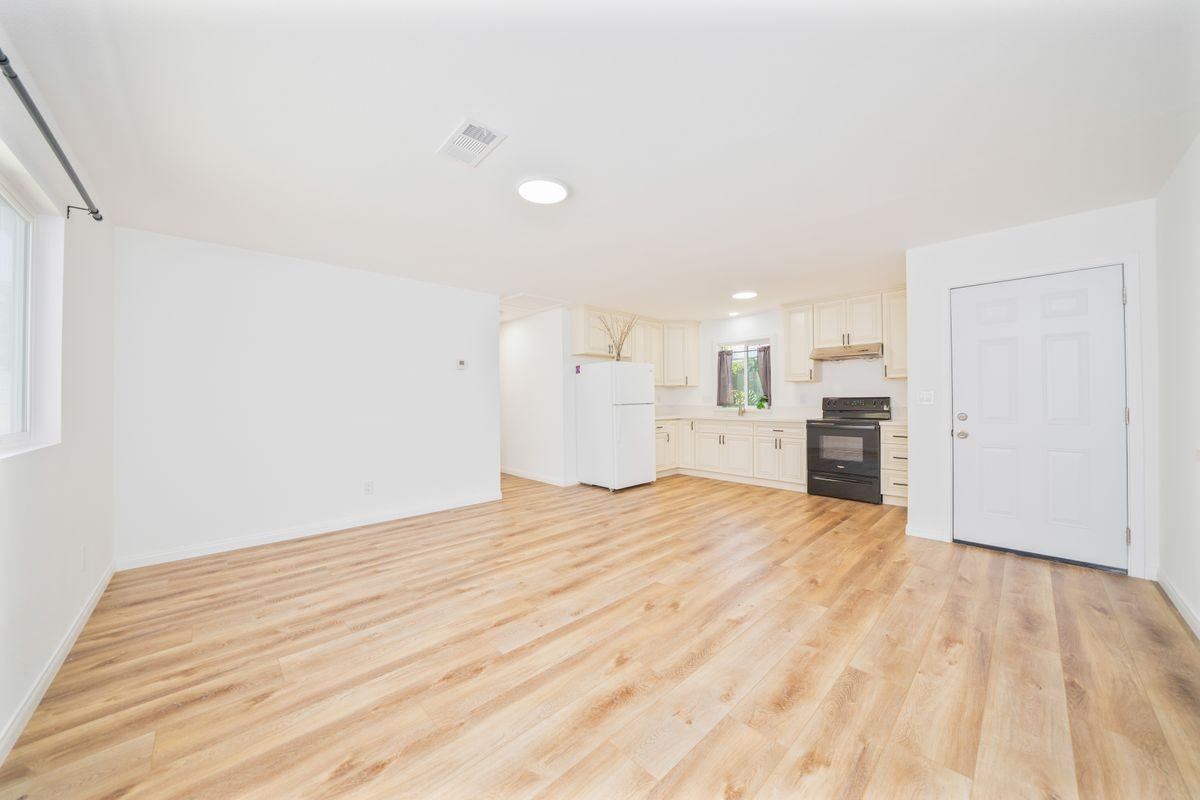 349 E Newman Ave - Photo 2 of 18