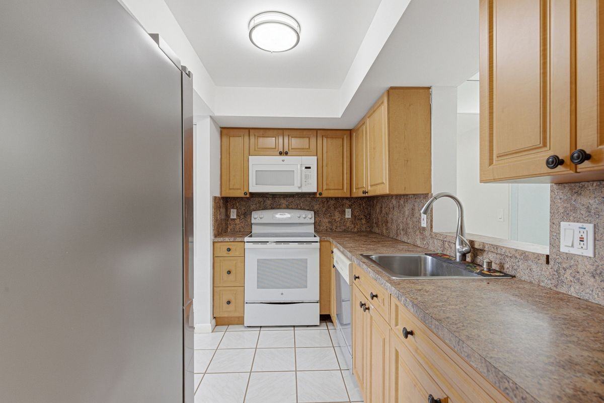 14 Willowbrook Ln ##101 - Photo 5 of 29