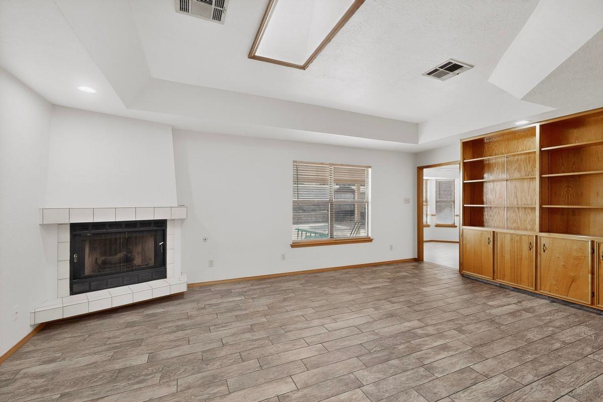 711 Windmill Dr - Photo 3 of 37