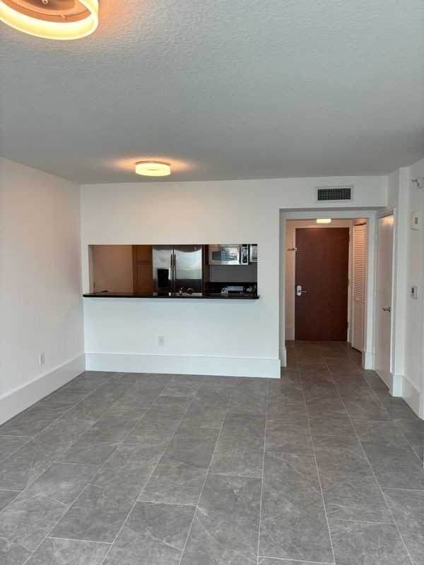 2528 Se 14th Ave - Photo 3 of 7
