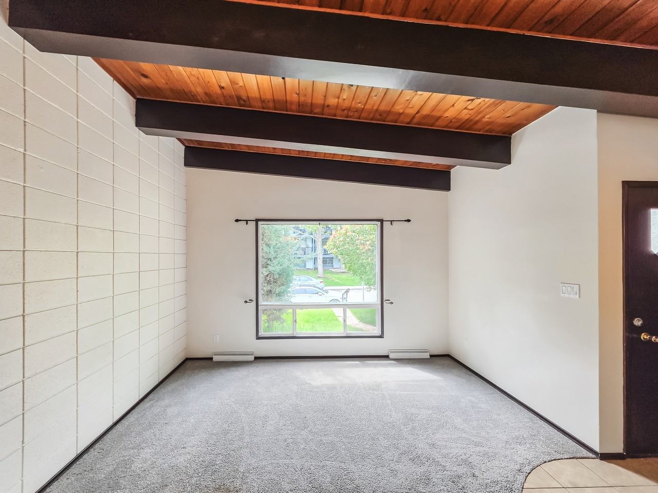614 56 Avenue SW, Calgary, AB - Photo 6 of 27