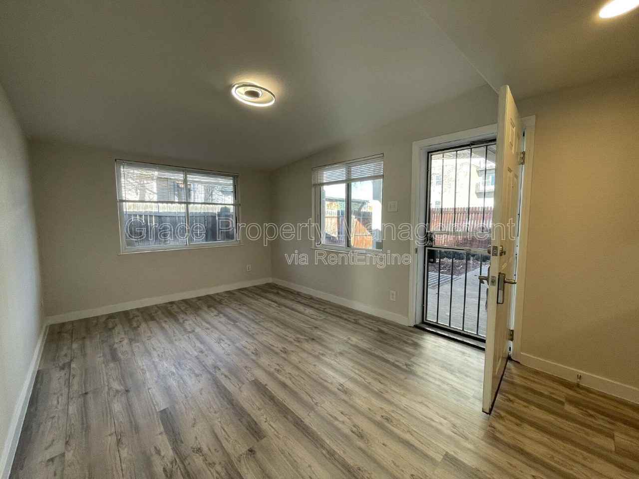 2127 S Acoma St - Photo 4 of 12