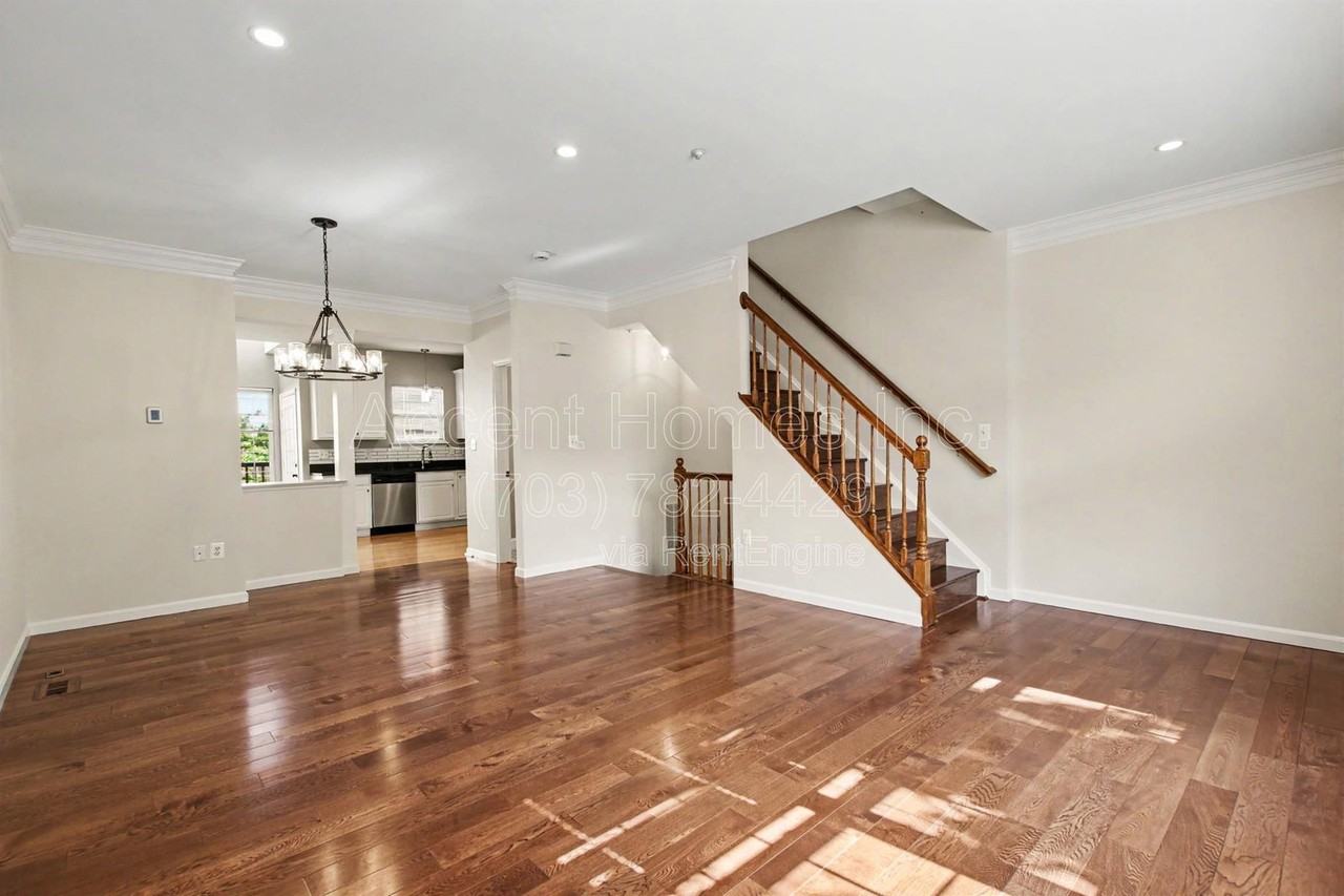 115 Meadows Ln - Photo 5 of 37