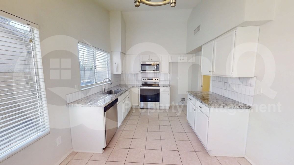 907 N Falcon Dr - Photo 3 of 23