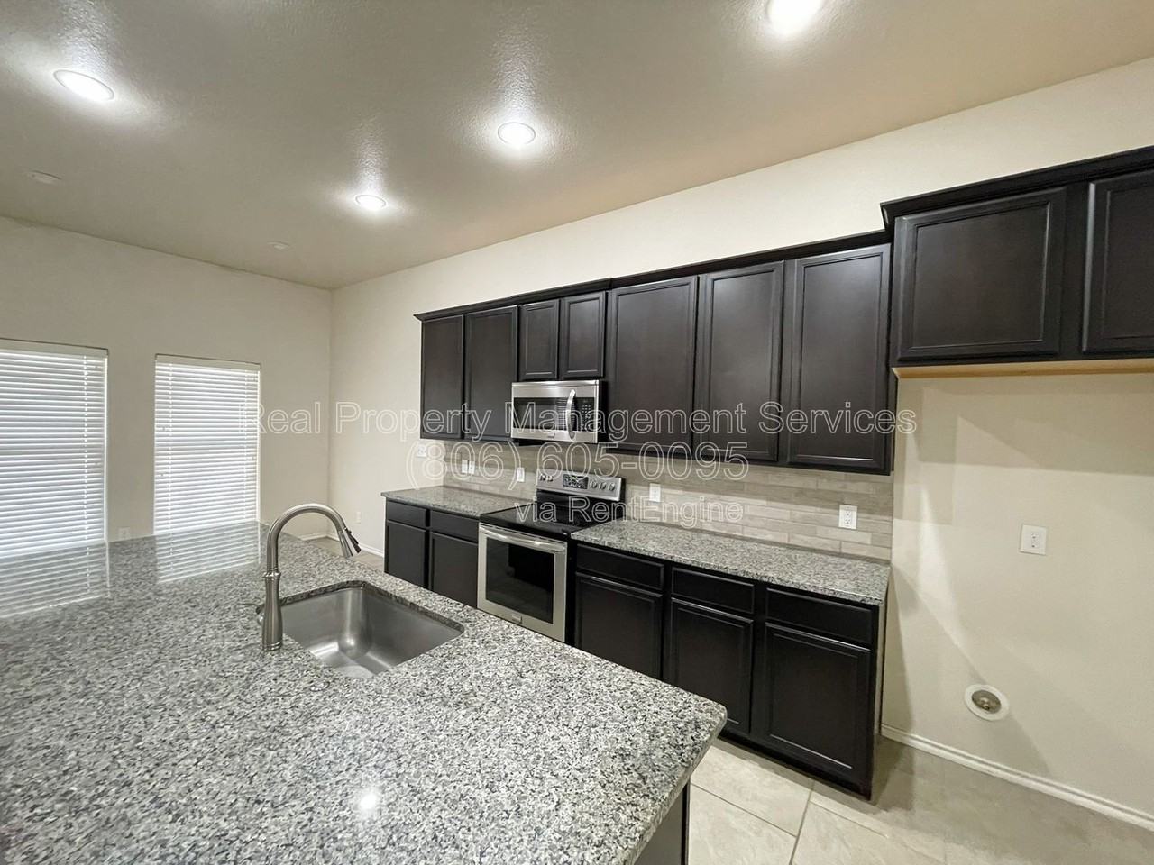 7418 102nd St - Photo 4 of 14