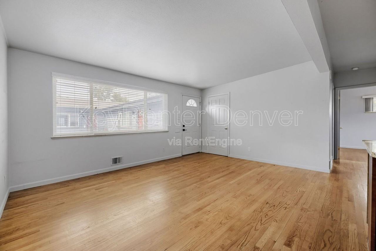 221 S Holly St - Photo 3 of 12